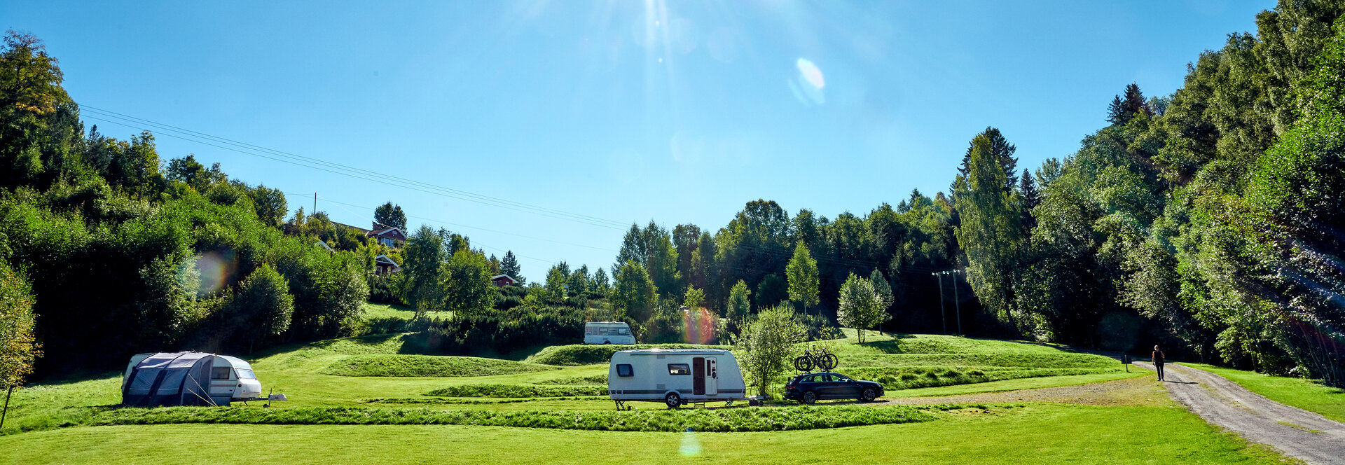 Camping, Urlaubsreise mit Wohnwagen, Anhänger und Wohnmobil